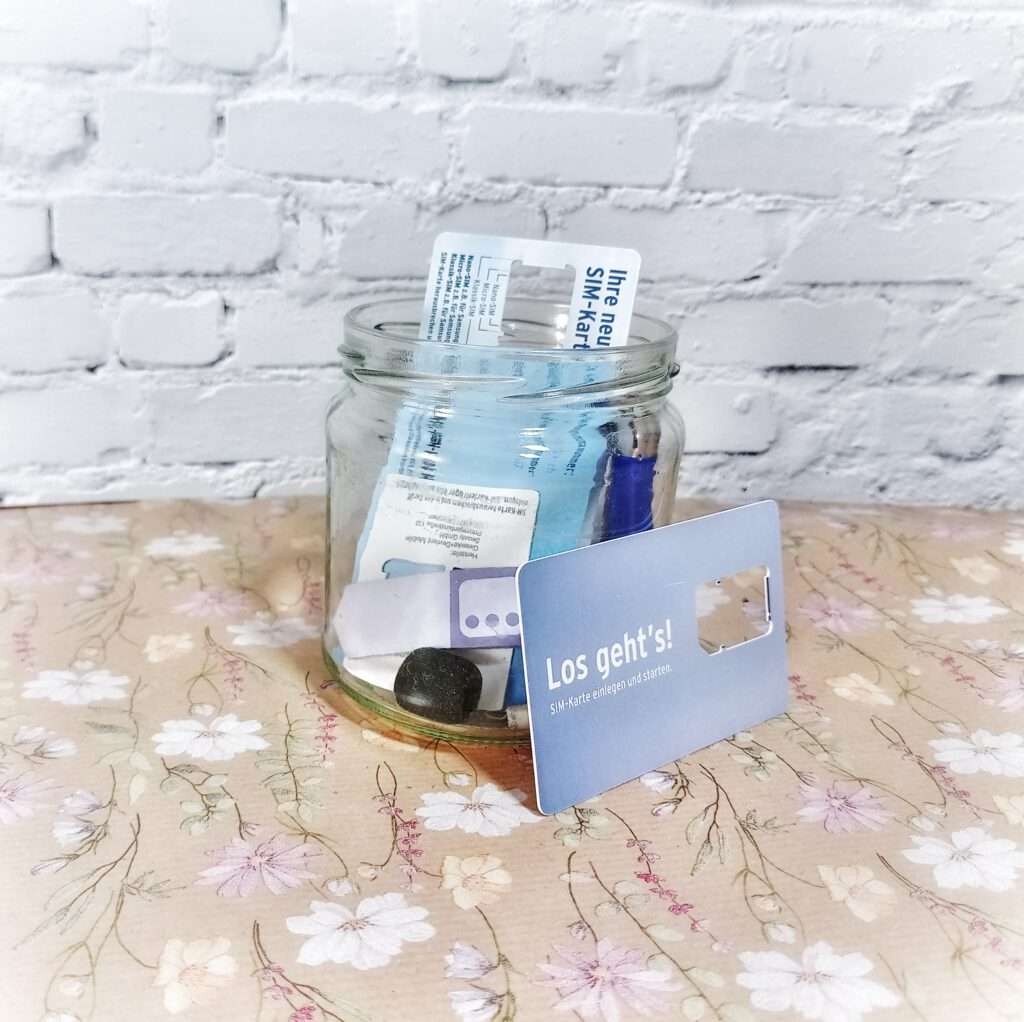 SIM-Karten in einem leeren Marmeladenglas aufbewahrt.