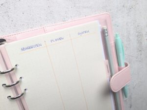 Mehr über den Artikel erfahren Ein Alltag, 3 Rollen. Warum es kein Wunder ist, dass du überfordert bist